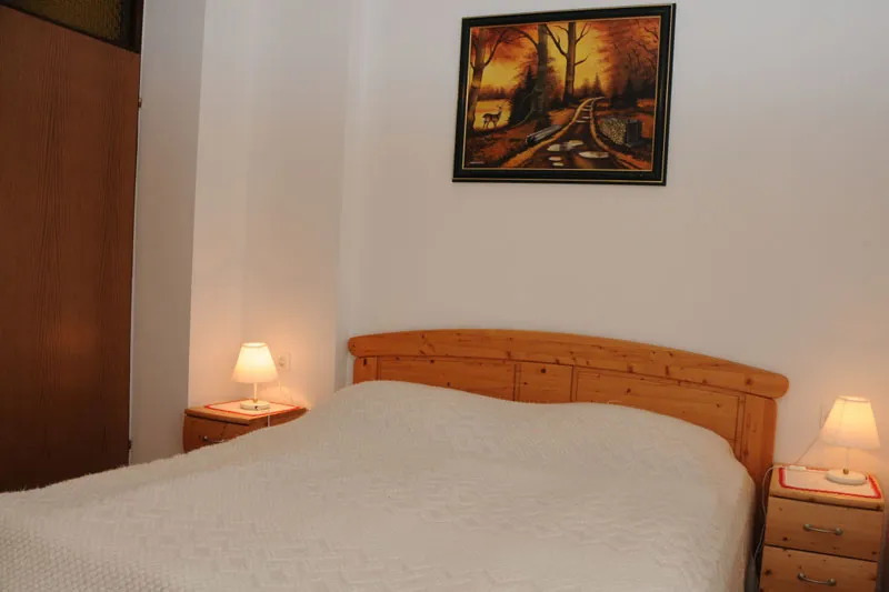 Apartma 0: spalnica z zakonsko posteljo