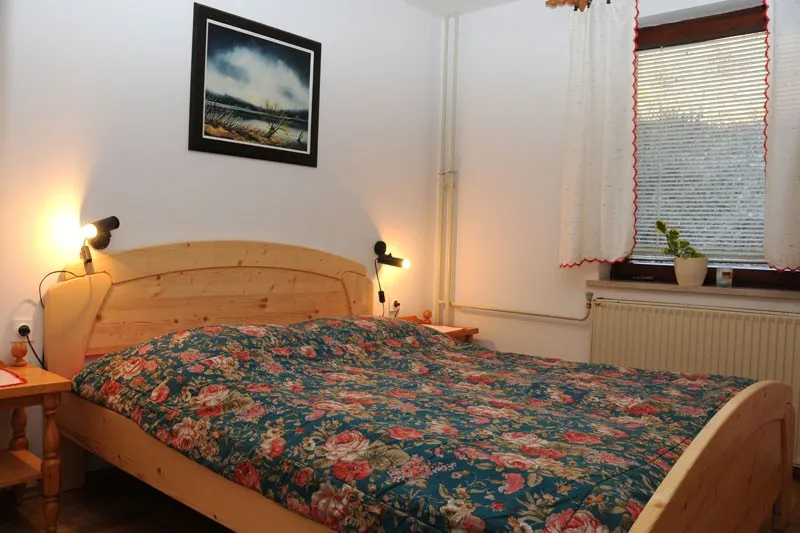 Apartma 1: spalnica z zakonsko posteljo