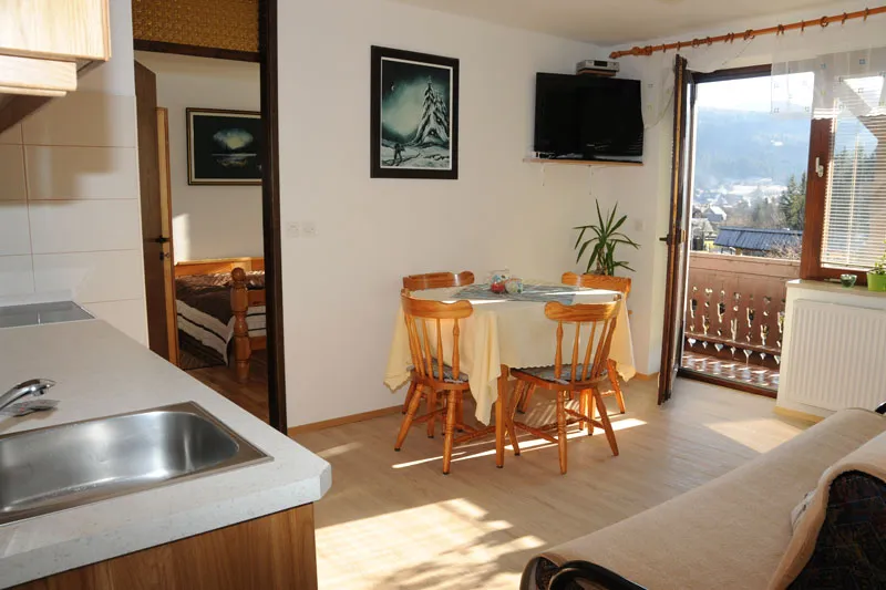 Apartma 2: kuhinja in jedilni prostor z vrati na balkon