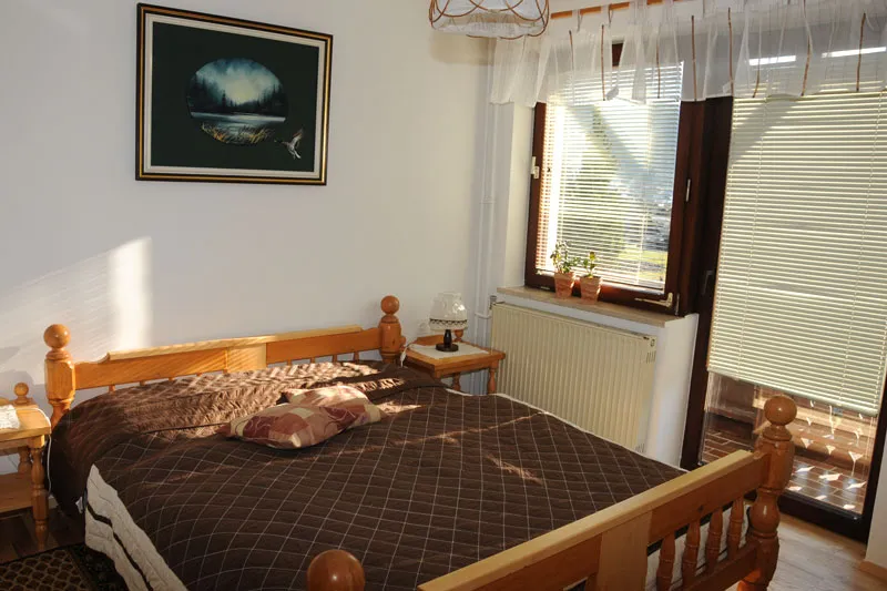 Apartma 2: spalnica z zakonsko posteljo