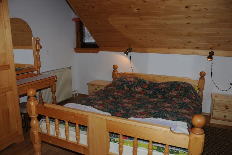 Apartma 3: mansardna spalnica