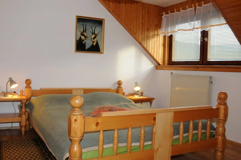 Apartma 4: mansardna spalnica z zakonsko posteljo