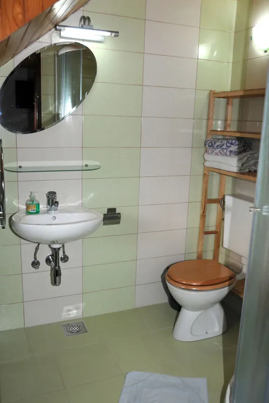 Apartma 4: kopalnica