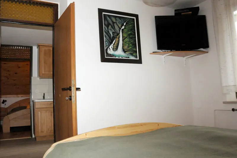 Apartma 5: druga spalnica s televizorjem
