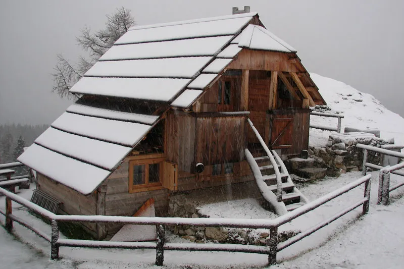 Koča na Krstenici pod snegom
