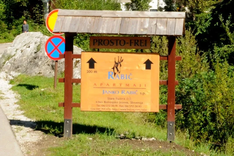Lesena tabla Apartmaji Rabič ob cesti v Stari Fužini