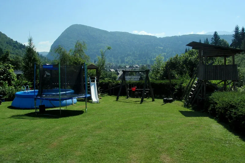 Trampolin, bazen in gugalnice na vrtu, zadaj gore